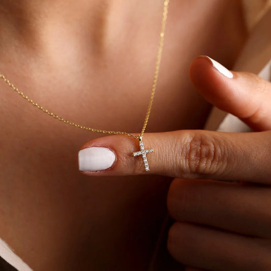 Femmique Cross Pendant Necklace