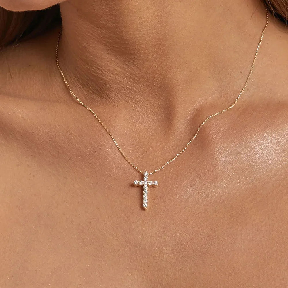 Femmique Cross Pendant Necklace